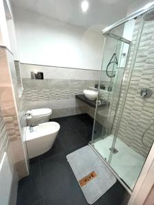 A bathroom at Broken column