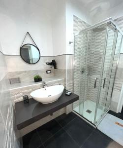 A bathroom at Broken column