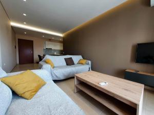 Ένα ή περισσότερα κρεβάτια σε δωμάτιο στο Mountain Meets Sea-Spectacular View in Orikum Apartment