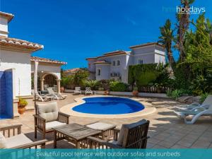 Bazén v ubytování Villa Bella by HMR Holidays nebo v jeho okolí