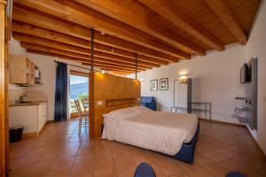 ein Schlafzimmer mit einem Bett und eine Küche in einem Zimmer in der Unterkunft Residence Ca Del Lago in Torri del Benaco