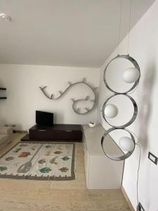 Cette chambre est dotée d'un mur blanc avec une étagère. dans l'établissement Maison Minù, à Porto Ceresio