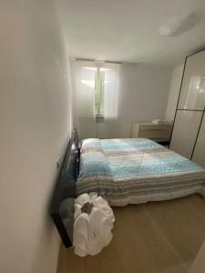 - une petite chambre avec un lit et une fenêtre dans l'établissement Maison Minù, à Porto Ceresio