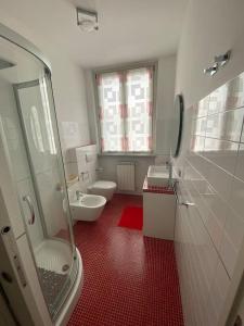 La salle de bains est pourvue d'une douche, de toilettes et d'un lavabo. dans l'établissement Maison Minù, à Porto Ceresio