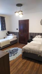 sypialnia z 2 łóżkami i drewnianą szafką w obiekcie Czesławka w Zawoi