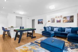 考文垂的住宿－Snooker Table Apartment with 4 Beds and Free Parking，客厅配有蓝色的沙发和桌子