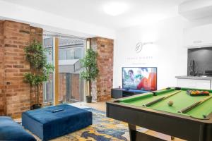 考文垂的住宿－Snooker Table Apartment with 4 Beds and Free Parking，客厅设有台球桌和电视。