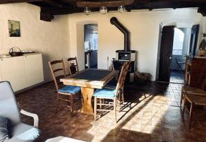 einen Tisch und Stühle in einem Zimmer mit Herd in der Unterkunft Historical Caslano Apartments - Happy Rentals in Caslano