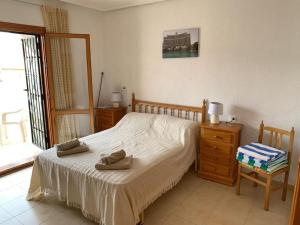 1 dormitorio con 1 cama con 2 toallas en Dúplex en Lo Pagan alado del mar, en San Pedro del Pinatar
