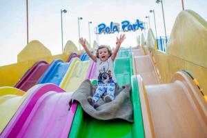 a young child riding on a slide at a water park at Apartamento Angel Salamanca 38 in Santa Pola