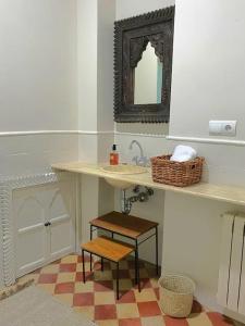 baño con encimera con taburete y espejo en Didi House - Charming in Downtown Mahon, en Mahón
