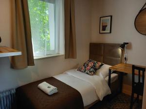 グダニスクにあるVilla AgaTomDomの窓付きの客室の小さなベッド1台分です。