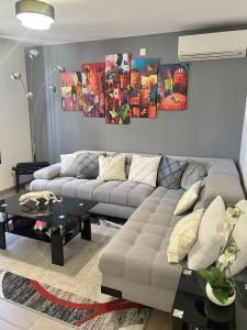 uma sala de estar com um sofá e uma mesa em DIEGO 4 pièces duplex em Nice