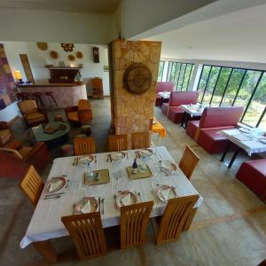 a dining room with a white table and chairs at Vallombre natiora 