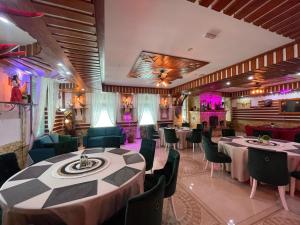 Cabana Sura Getilor Arinis في فورونيت: قاعة احتفالات مع طاولات وكراسي في غرفة