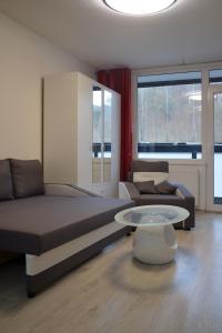 1 dormitorio con cama, sofá y mesa en Útulný apartmán v centru, s krásným výhledem, en Děčín