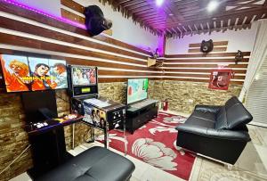 uma sala de jogos com um sistema de jogos de vídeo em Cabana Sura Getilor Arinis em Voronet