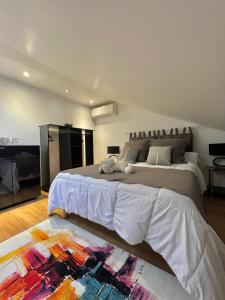 um quarto com uma cama grande e um tapete em DIEGO 4 pièces duplex em Nice