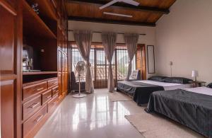 um quarto com 2 camas e uma varanda em Ámbar Hostel San Gil em San Gil