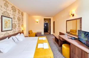 una camera d'albergo con letto e specchio di Hotel Forum a Sunny Beach