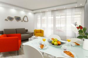una sala de estar con una mesa blanca con fruta. en Guest House Teatrin Split, en Split