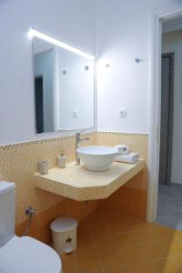 bagno con lavandino e specchio di SAN FLORAN a Áyios Flóros