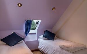เตียงในห้องที่ Ottery St Mary Cottages