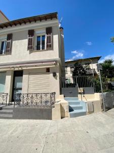 une maison avec une porte et des escaliers devant elle dans l'établissement DIEGO 4 pièces duplex, à Nice