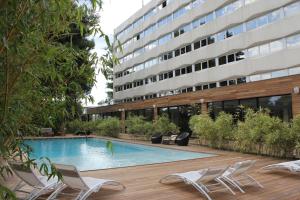 Bazén v ubytování HÔTEL C SUITES chambres spacieuses nebo v jeho okolí