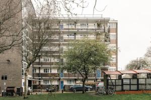 un grande edificio con un'auto parcheggiata di fronte di The Lovely Room a Londra