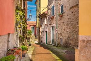 Une ruelle dans une vieille ville avec des bâtiments dans l'établissement Attico e Nuvole, à Monte Marcello