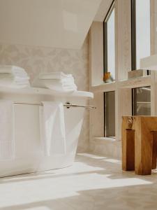 bagno con lavandino bianco e finestra di Kontorhaus Keitum a Keitum