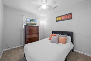 um quarto com uma cama branca e uma cómoda em Perfect Private Getaway Minutes to Virginia Beach! em Virginia Beach