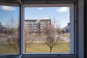 una ventana con vista a un edificio en Dom Studencki Komenik, en Leszno