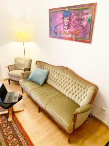 un sofá en una sala de estar con ordenador portátil en Cargo Rooms and Apartment, en Budapest