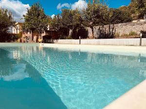 トラッピテッロにあるVilla casa della Zagaraの背景の青い水のプール