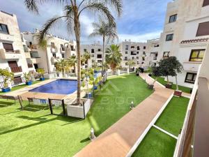 obraz dziedzińca budynku apartamentowego w obiekcie Oasis & Spa Apartment w mieście Salobreña