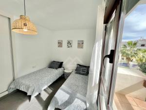 sypialnia z łóżkiem i oknem z widokiem w obiekcie Oasis & Spa Apartment w mieście Salobreña +37 zdjęć