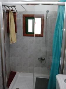 een douche met een glazen deur in de badkamer bij Arenas del mar in La Mareta