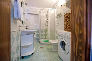 a bathroom with a washing machine and a toilet at Apartments Casa Rubeus Rovinj in Rovinj