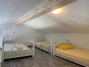 Cette chambre mansardée comprend 2 lits superposés. dans l'établissement Villa Vuka, à Omišalj