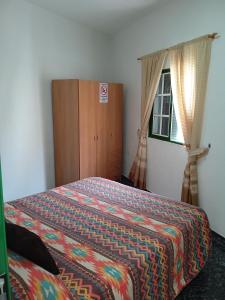 een slaapkamer met een bed en een raam bij Arenas del mar in La Mareta