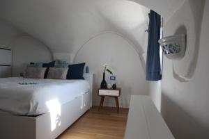 a white bedroom with a bed and an arched ceiling at Il Fiordo in Conca dei Marini