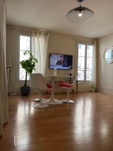 Televízia a/alebo spoločenská miestnosť v ubytovaní Amazing 1 bedroom, 30sec from Arc de Triomphe