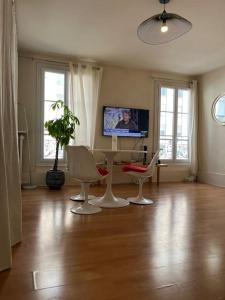 A seating area at Amazing 1 bedroom, 30sec from Arc de Triomphe