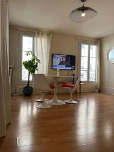 Televízia a/alebo spoločenská miestnosť v ubytovaní Amazing 1 bedroom, 30sec from Arc de Triomphe