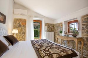 A bed or beds in a room at Residenza le Colline del Paradiso