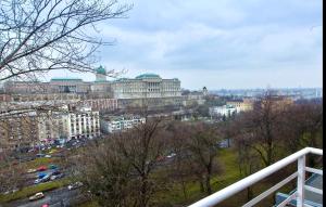 vistas a una ciudad con edificios y coches en Luxury view Apartman, en Budapest