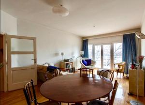 sala de estar con mesa de madera y sillas en Luxury view Apartman, en Budapest