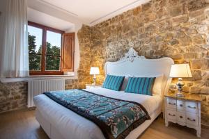 A bed or beds in a room at Residenza le Colline del Paradiso Még 21 kép